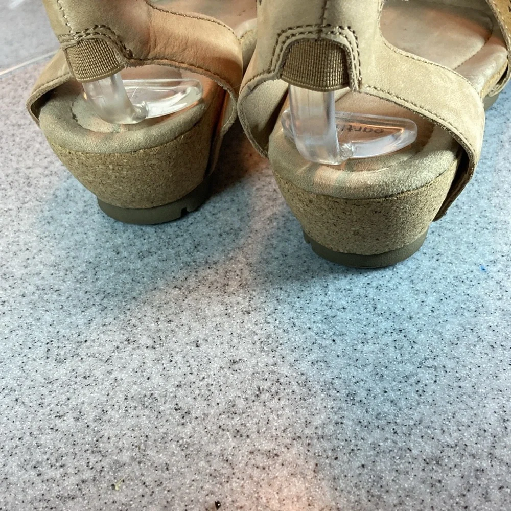 Earth Origins size 7 cork bed wedges. Neutral buff color hook and‎ loop closure